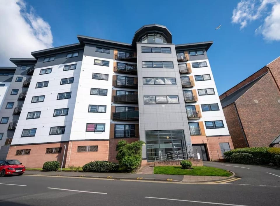 Spacious Central 2BR Apartment with Balcony, 85 Inch Smart TV & Fast WiFi, Sleeps 9, Ideal for Contractors, Families & Couples Apartment in St Helens