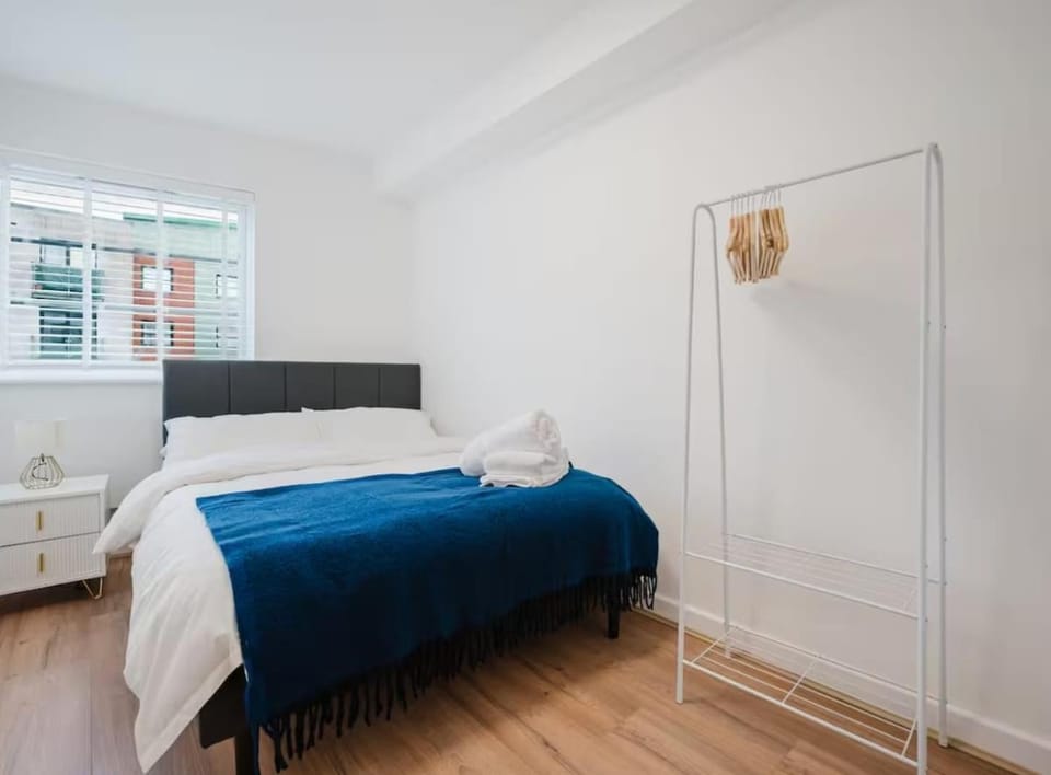 Spacious Central 2BR Apartment with Balcony, 85 Inch Smart TV & Fast WiFi, Sleeps 9, Ideal for Contractors, Families & Couples Apartment in St Helens