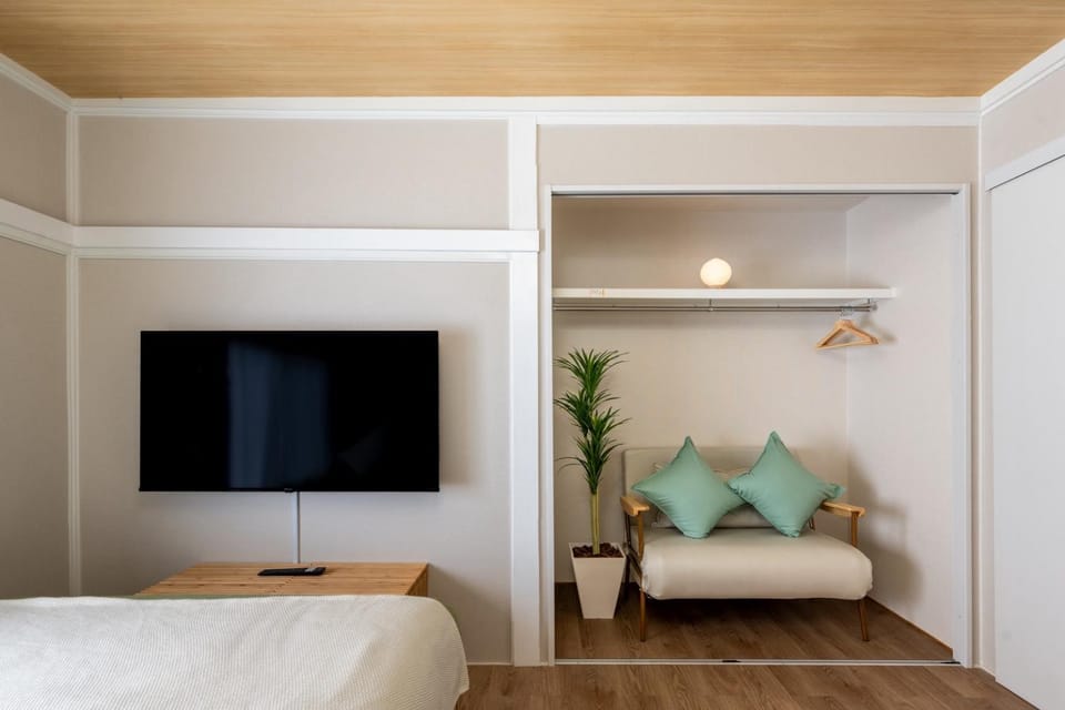 Bed, TV and multimedia, Bedroom