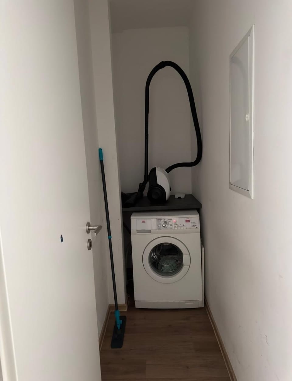 Spacious Apartment with 4 Bedrooms and Terrace Sleeps 7 Guests Apartment in Bonn