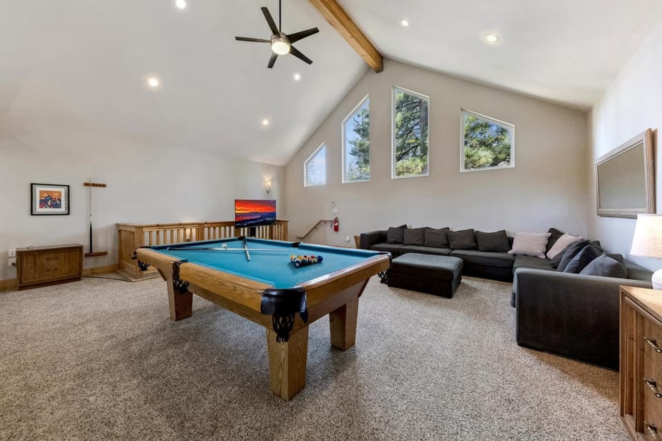 Billiard, Game Room, TV and multimedia, Living room, Seating area, furniture