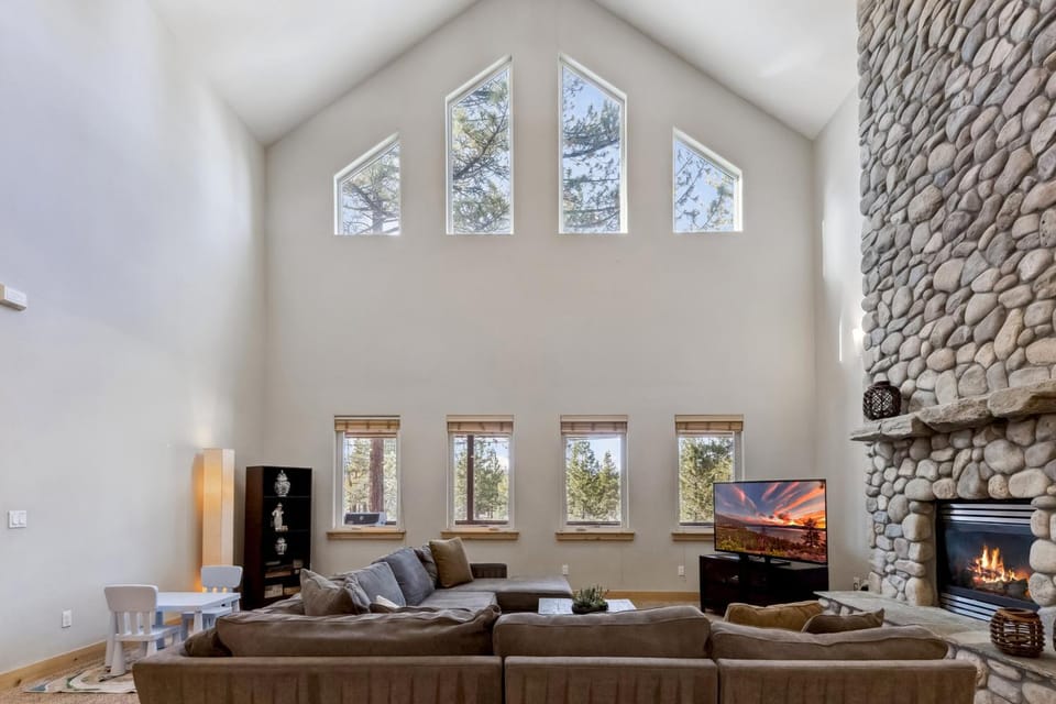 Day, TV and multimedia, View (from property/room), Living room, Seating area, fireplace, furniture