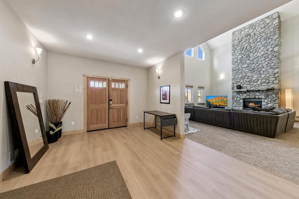 TV and multimedia, Living room, fireplace, furniture