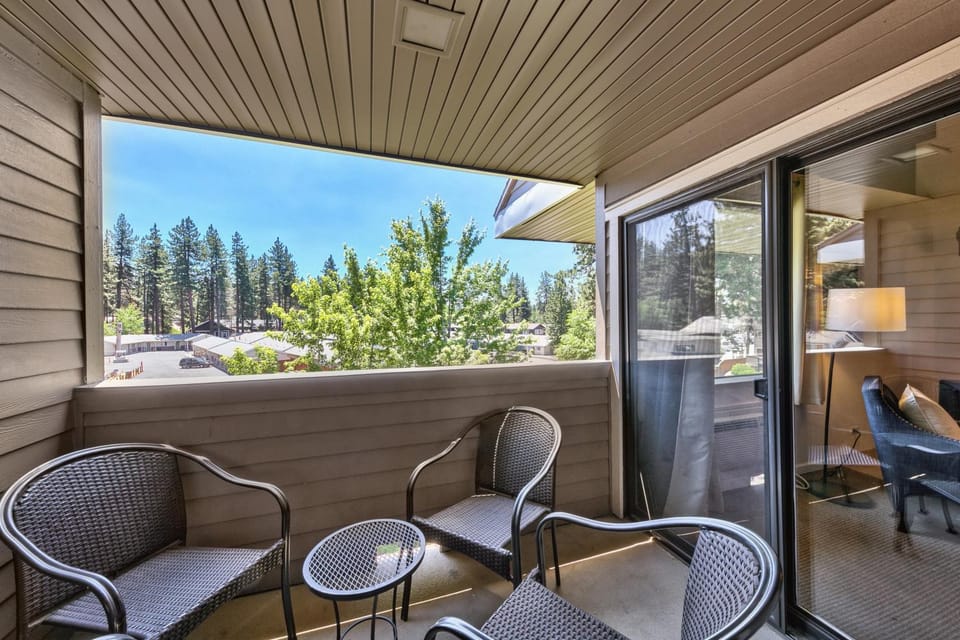 Day, Neighbourhood, Natural landscape, Balcony/Terrace, Seating area