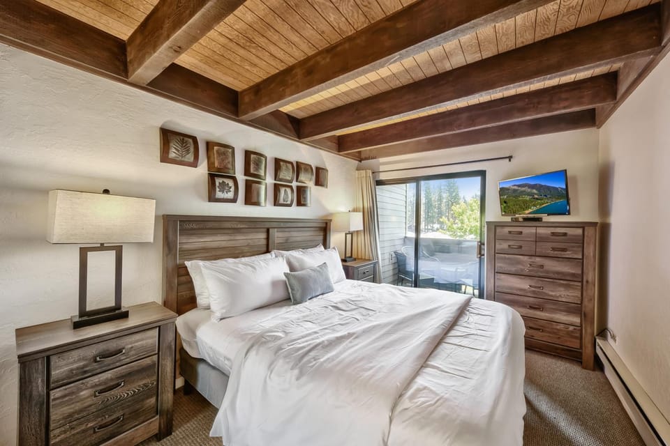 Bed, Day, TV and multimedia, View (from property/room), Balcony/Terrace, Bedroom, Mountain view, furniture