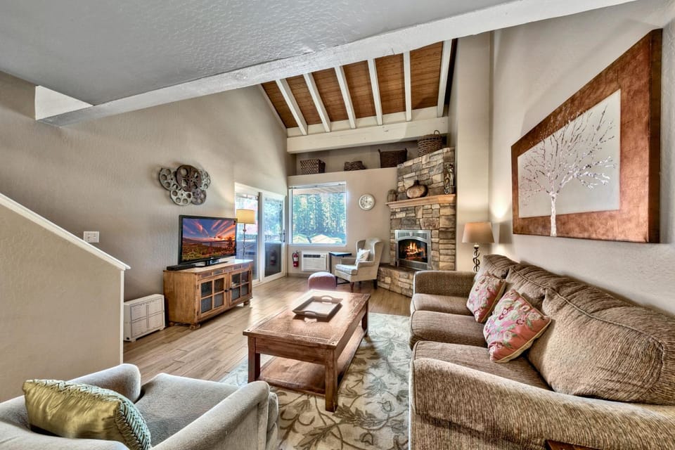 Lakeland Village #310 Modern 1 bedroom+loft Apartment in South Lake Tahoe