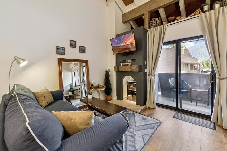 Remodeled Tahoe Chic Studio: AC Hot Tub LLV322 Apartment in South Lake Tahoe