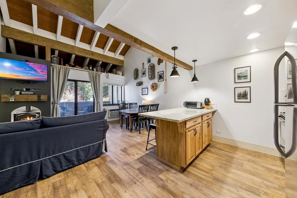 Remodeled Tahoe Chic Studio: AC Hot Tub LLV322 Apartment in South Lake Tahoe