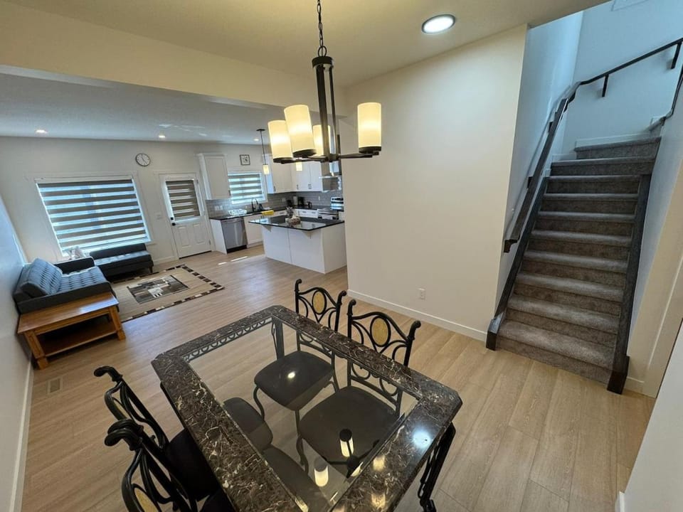 Spacious 5-Bedroom Home in NE Calgary, House in Calgary