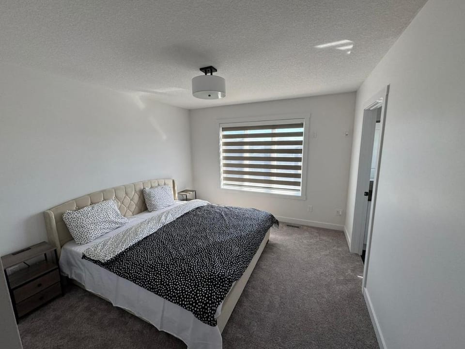 Spacious 5-Bedroom Home in NE Calgary, House in Calgary