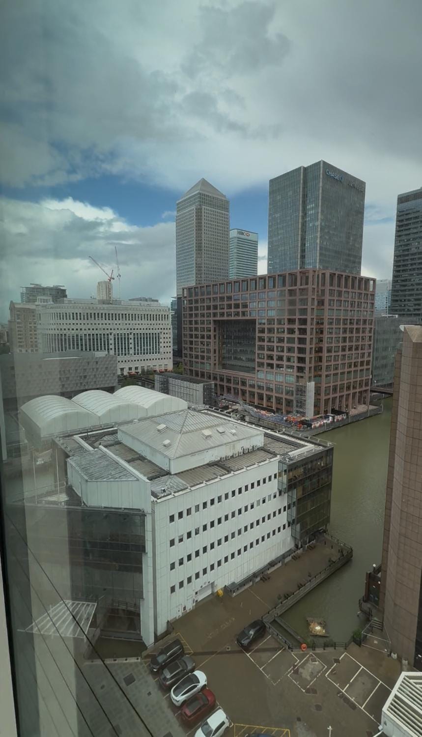 Canary Wharf Scenic Staycation Apartment in London