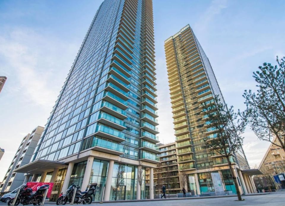 Canary Wharf Scenic Staycation Apartment in London