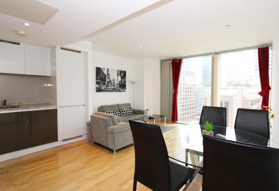 Canary Wharf Scenic Staycation Apartment in London