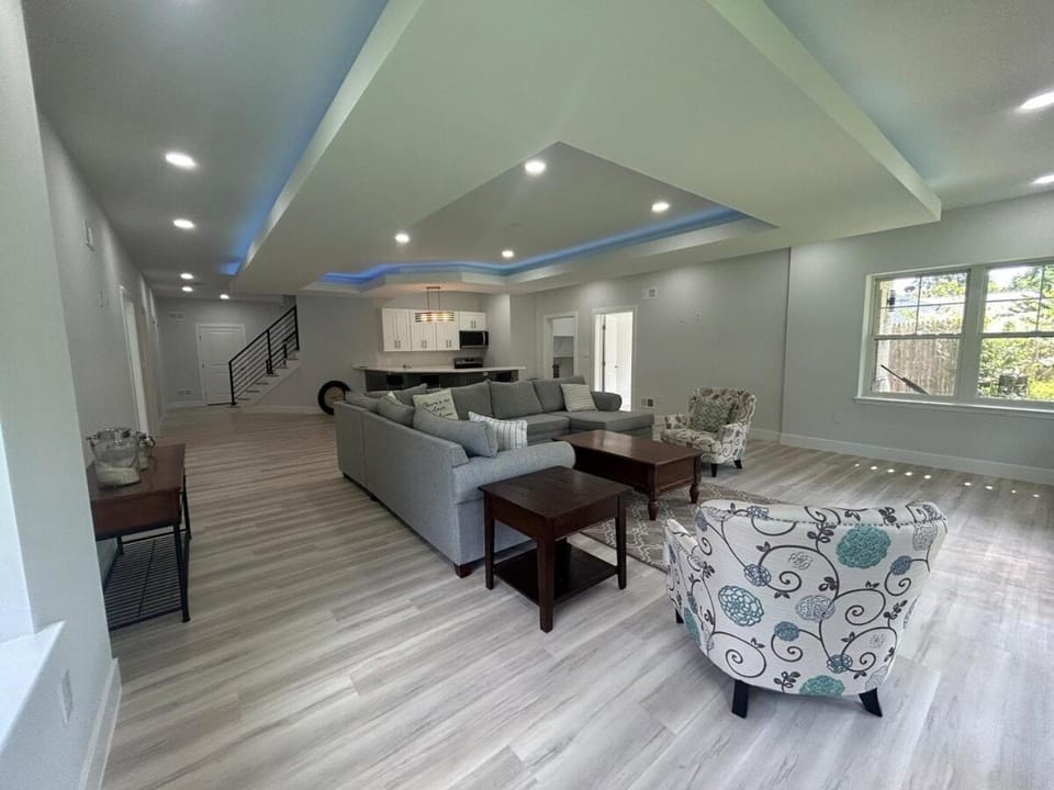 Private and Spacious 2BR Walkout Lower Level w Elevator near Metro and Tysons Corner Apartment in Dunn Loring