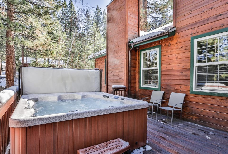 Property building, Day, Natural landscape, Winter, Hot Tub, Balcony/Terrace