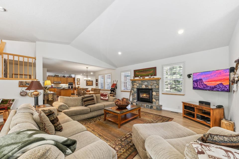 TV and multimedia, Living room, Seating area, fireplace, furniture