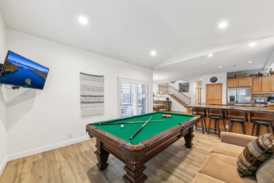 Billiard, TV and multimedia, Kitchen or kitchenette, Living room, Seating area, furniture