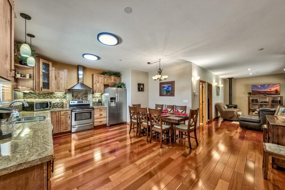 TV and multimedia, Kitchen or kitchenette, Living room, Dining area, furniture
