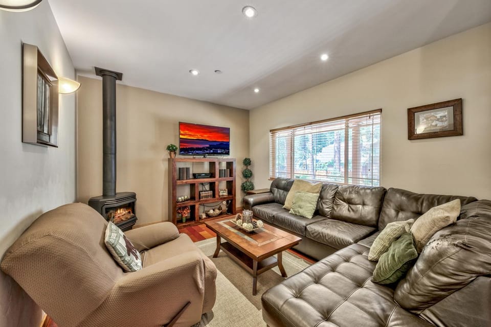 TV and multimedia, Living room, Seating area, fireplace, furniture
