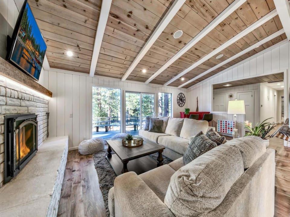 Day, Natural landscape, TV and multimedia, View (from property/room), Living room, fireplace, furniture