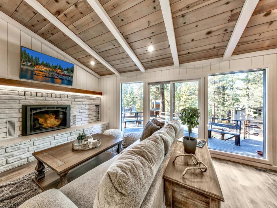 Day, Natural landscape, TV and multimedia, Living room, fireplace, furniture