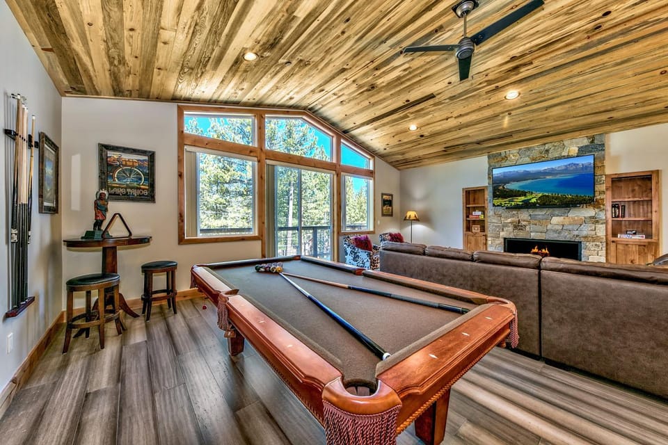 Day, Billiard, Game Room, TV and multimedia, Living room, fireplace, furniture