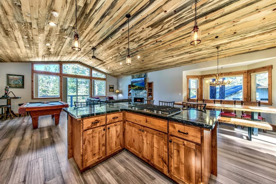 Day, Billiard, TV and multimedia, Kitchen or kitchenette, Living room, Dining area, fireplace, furniture, stove