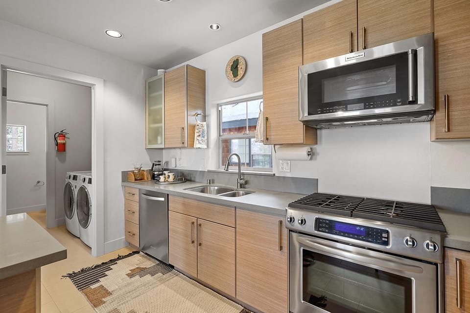 Kitchen or kitchenette, microwave, oven, stove, laundry, washing machine