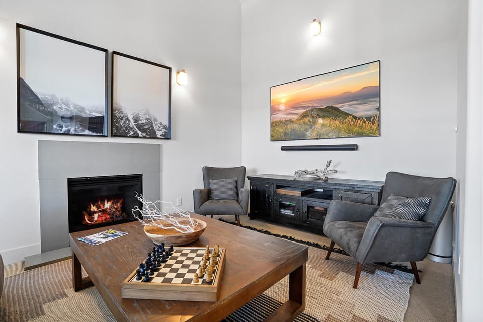 Day, TV and multimedia, Living room, fireplace, furniture
