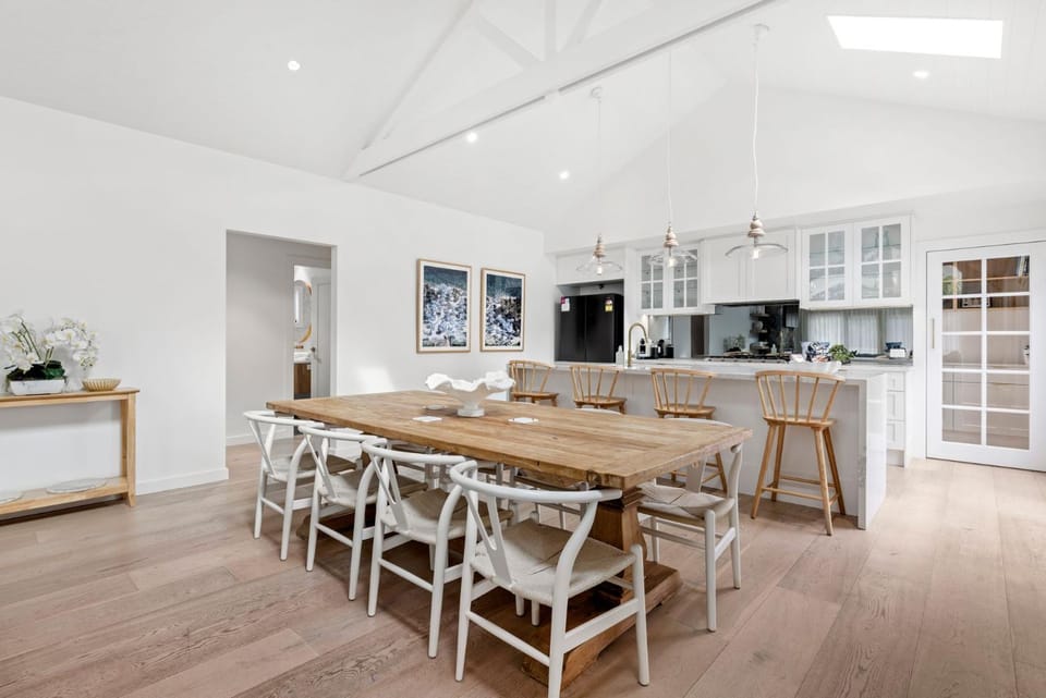 The White House - Pet Friendly with Heated Swimming Pool House in Culburra Beach
