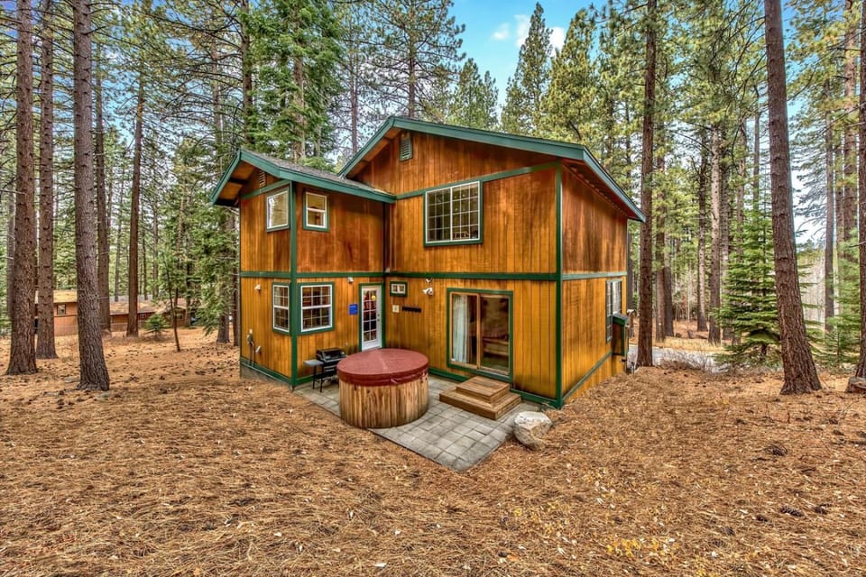 Property building, Day, Natural landscape, Hot Tub