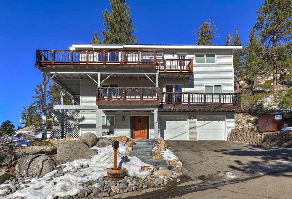 Property building, Day, Natural landscape, Winter, Balcony/Terrace, Parking