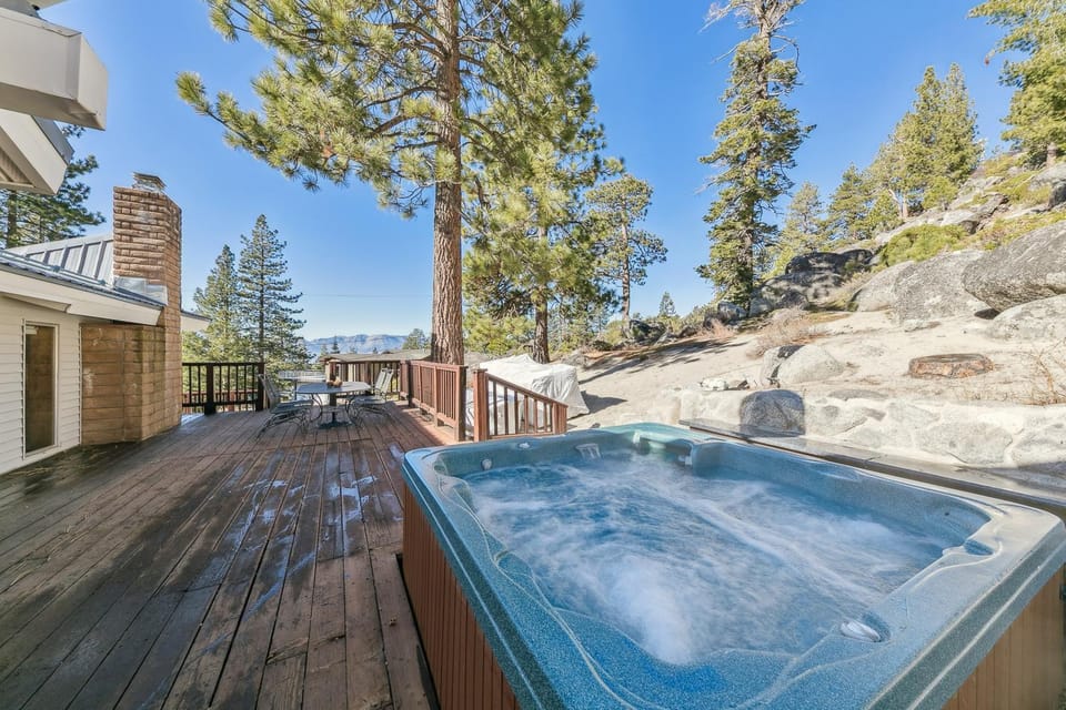 Property building, Day, Natural landscape, Hot Tub, Balcony/Terrace, Mountain view