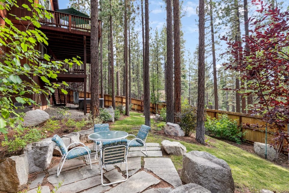 Property building, Patio, Day, Natural landscape, Garden, Balcony/Terrace, Seating area