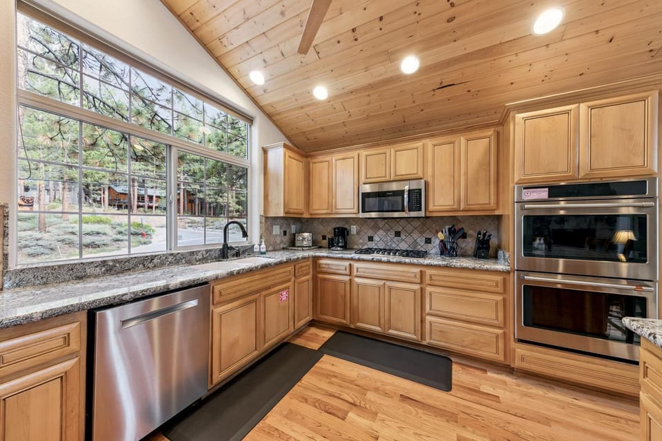 Day, Kitchen or kitchenette, dishwasher, furniture, microwave, oven
