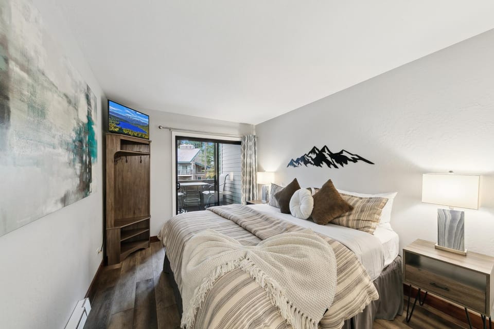 Bed, Day, TV and multimedia, Balcony/Terrace, Bedroom, furniture, wardrobe