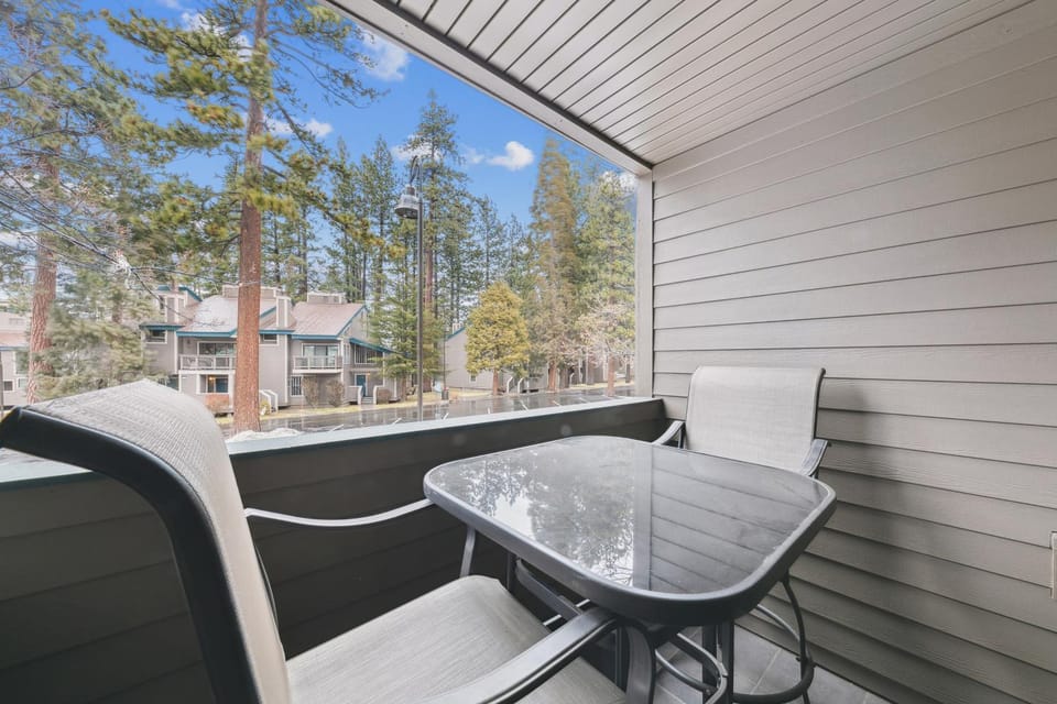 Day, Natural landscape, Balcony/Terrace, Seating area, Dining area, Mountain view, furniture