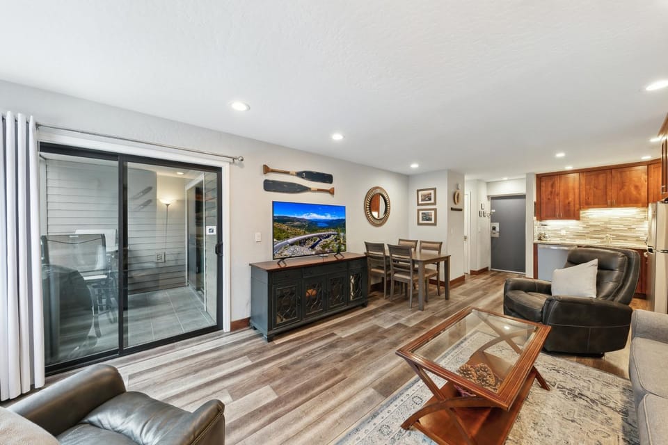 TV and multimedia, Balcony/Terrace, Living room, Seating area, Dining area, furniture, kitchen