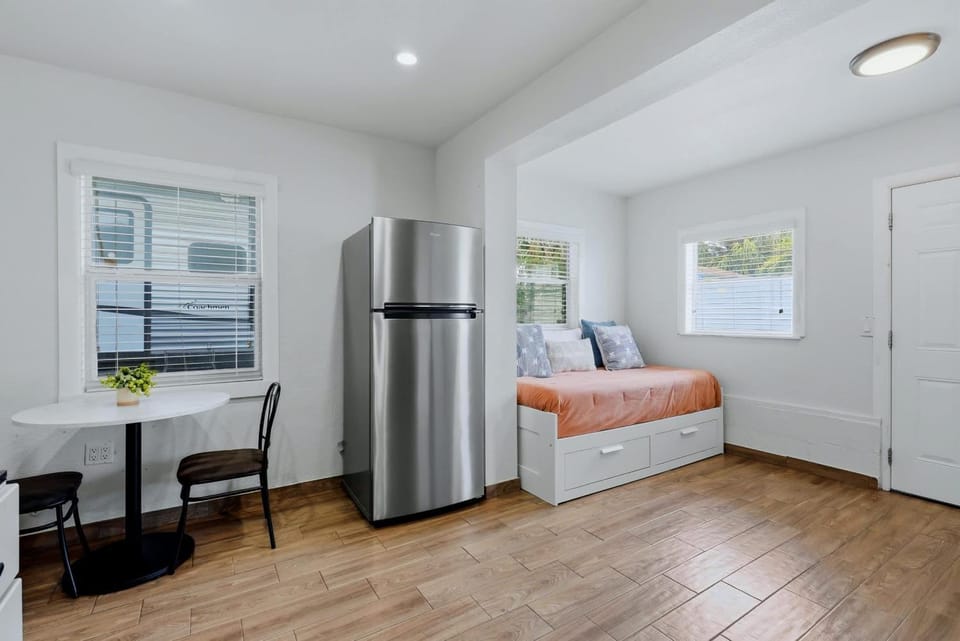 Cozy Apt Walk to Downtown & Greektown Apartment in Tarpon Springs