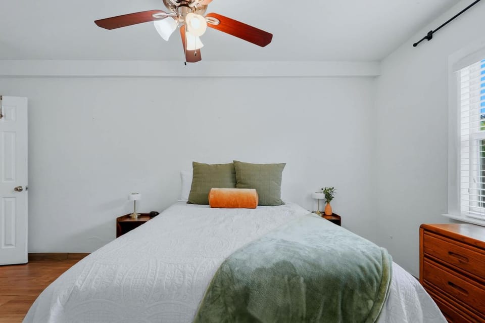 Cozy Apt Walk to Downtown & Greektown Apartment in Tarpon Springs