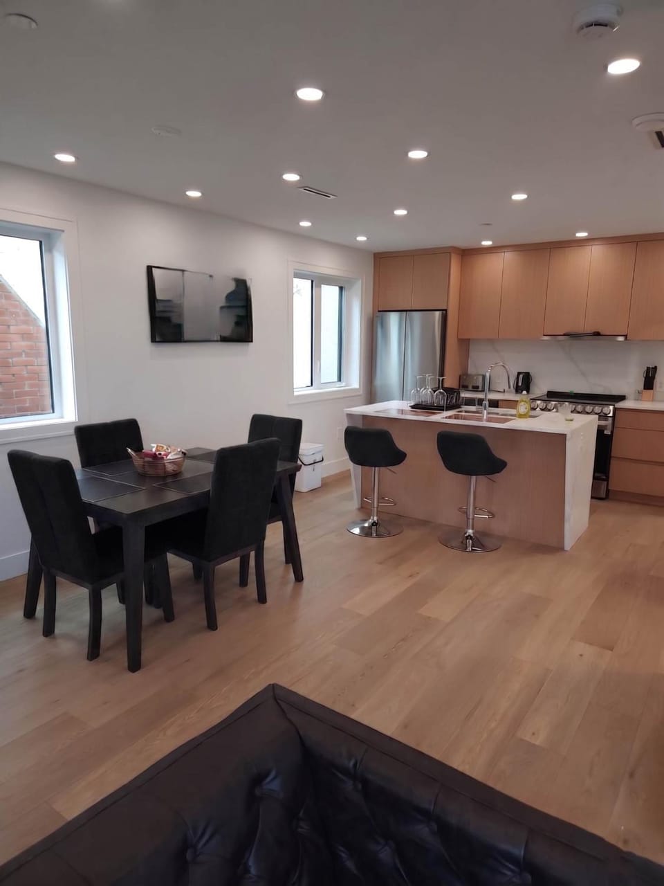 Kitchen or kitchenette, Dining area
