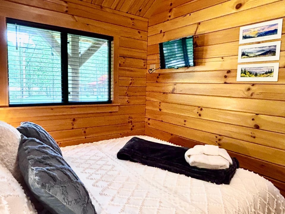 Bed, TV and multimedia, Bedroom