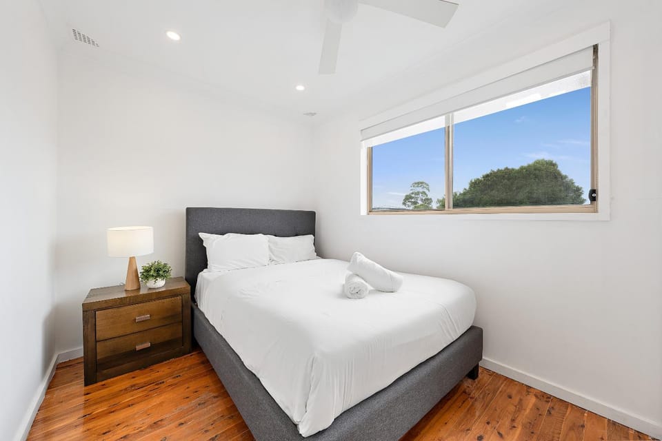 Bed, Bedroom, Garden view