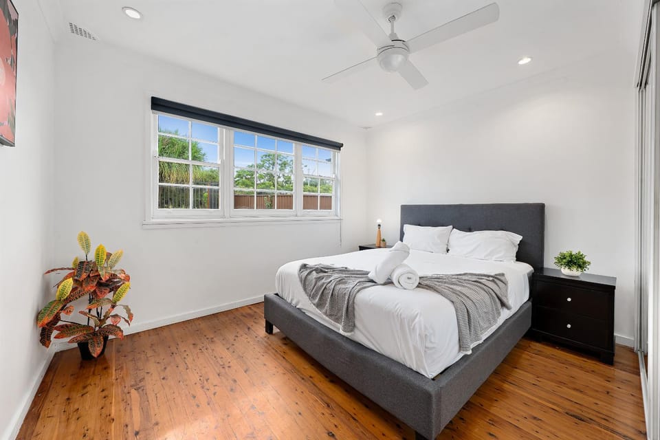 Bed, View (from property/room), Bedroom, Garden view