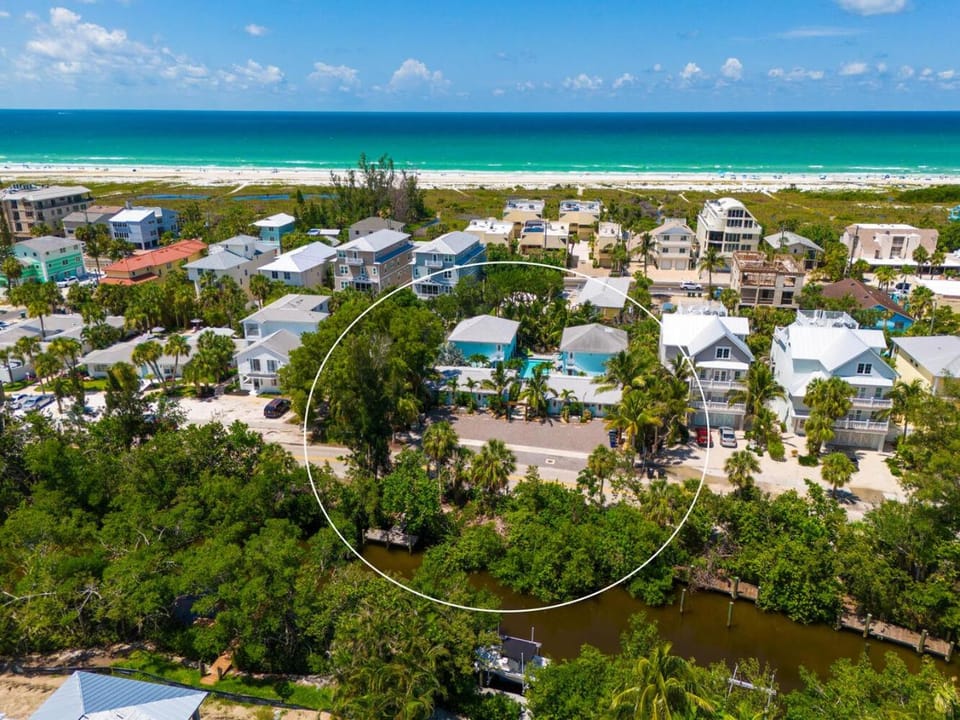 Walk to Siesta Key Beach & Village, Pool, Dock, Game Room! Apartment in Siesta Beach
