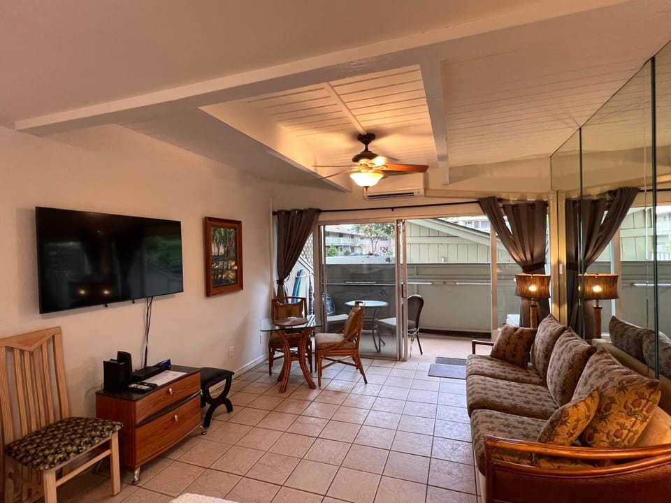 Kihei Bay Surf 144 Tropical Hawaiian Style Studio Beachy Theme Split A/C Apartment in Kihei