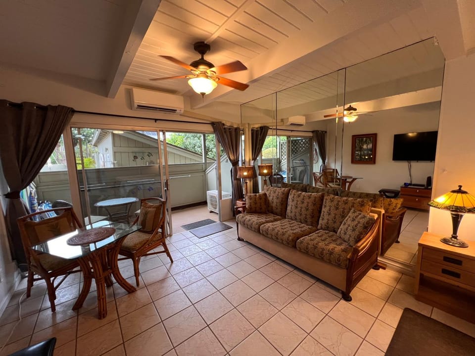 Kihei Bay Surf 144 Tropical Hawaiian Style Studio Beachy Theme Split A/C Apartment in Kihei
