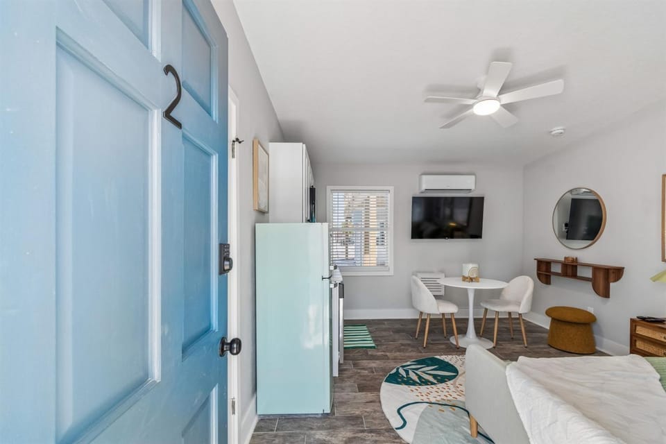 Wave Resort Madeira Beach Florida Studio 2 w Pool Apartment in Madeira Beach