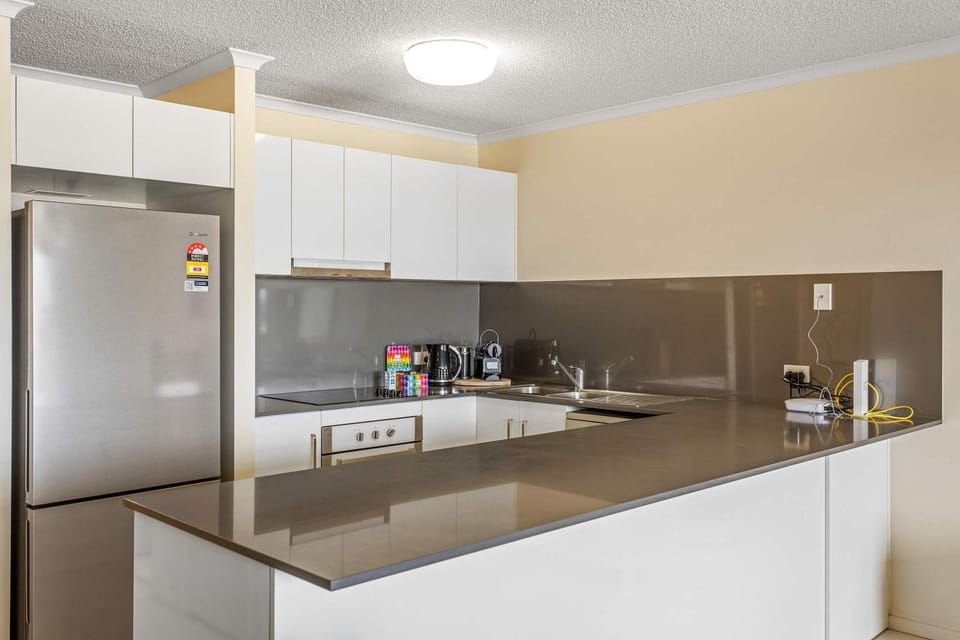 Family-Friendly 2 Bed Retreat Yard Parking Albion Apartment in Brisbane