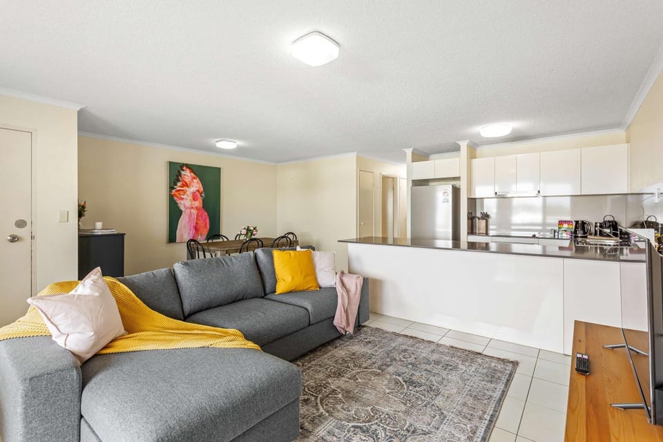 Family-Friendly 2 Bed Retreat Yard Parking Albion Apartment in Brisbane